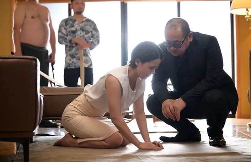 Công ty phá sản, người vợ phải bán thân để cứu anh xã khỏi tù tội